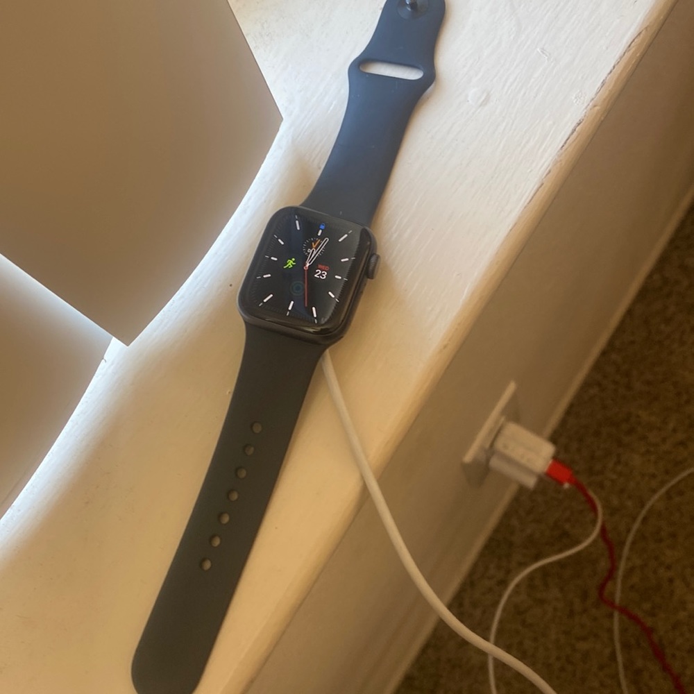 Apple Watch works perfectly fine used once or twice good condition